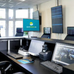 Kassenansicht mit einem Schreibtisch, Computern und Überwachungsmonitoren.  
Im Hintergrund sieht man mehrere Wettterminals und an der Wand hängenden  
Bildschirmen, auf denen Quoten angezeigt werden.